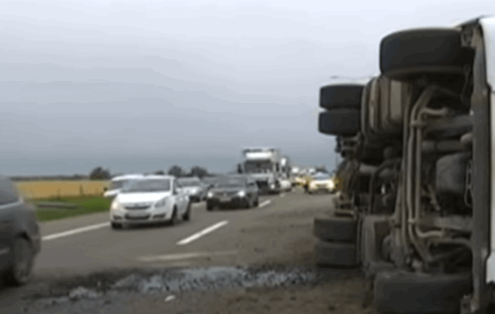 SAOBRAĆAJNA NESREĆA KOD SREMSKE MITROVICE: Prevrnuo se kamion iz Turske, povređen suvozač